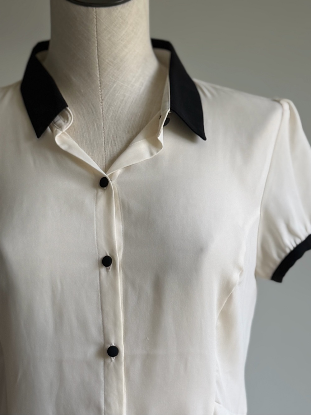 Classic Contrast Collar Short-Sleeve Shirt - Cream with Black Trim